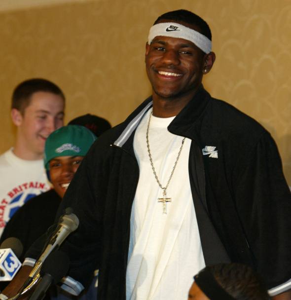 Il mito di LeBron  cominciato ben prima che venisse scelto con la prima chiamata assoluta al Draft 2003. Quando era ancora al liceo, una copertina di Sports Illustrated lo incoron come The Cosen One, il prescelto. (Ap)